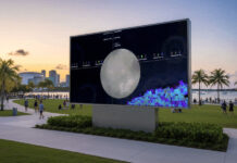 pantalla gigante con un anuncio de la obra de Solimán López que participa en la exposición 'Synchronía Open Sky Museum'