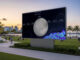 pantalla gigante con un anuncio de la obra de Solimán López que participa en la exposición 'Synchronía Open Sky Museum'