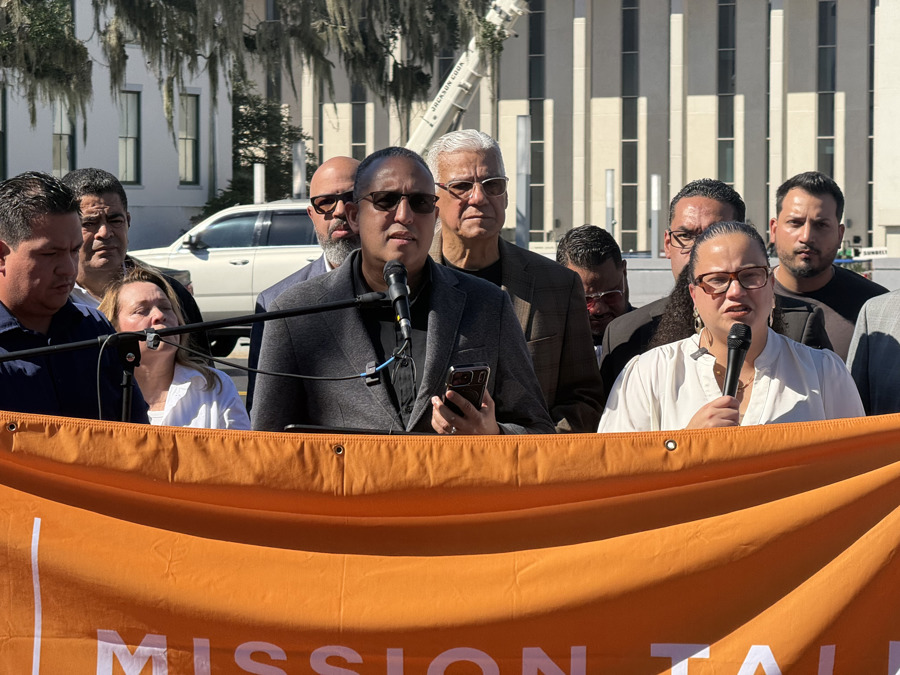 pastor de la Iglesia Comunidad de Fe en Tampa, Ram&oacute;n Nina
