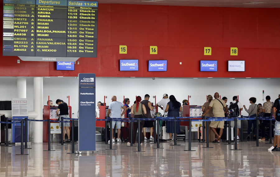 personas haciendo fila en el despacho del aeropuerto internacional Jos&eacute; Mart&iacute; este lunes, en La Habana