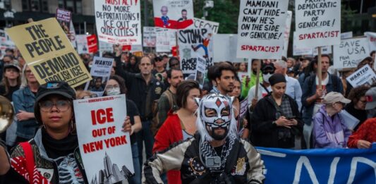 El alcalde de Nueva York anuncia que la ciudad investigará el tiroteo en que el ICE hirió a un hombre protesta