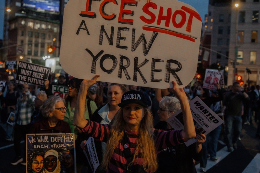 People rally against ICE after New York City shooting protesta del ICE