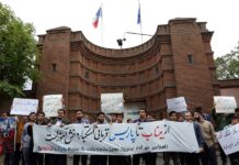Irán dice que EE.UU. ha aceptado algunas de sus condiciones para poner fin a la guerra Iranian students protest at French embassy in Tehran