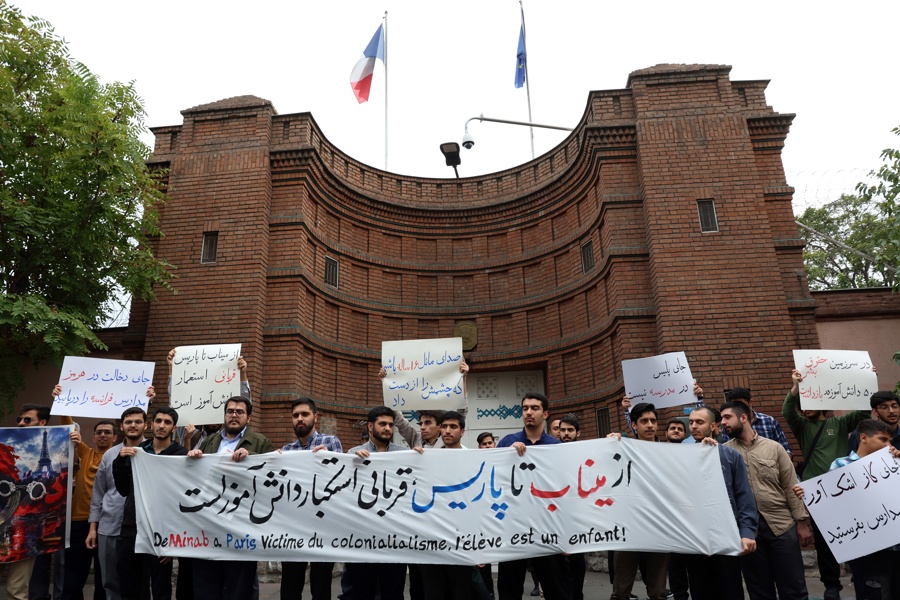 Iranian students protest at French embassy in Tehran Iranian students protest at French embassy in Tehran