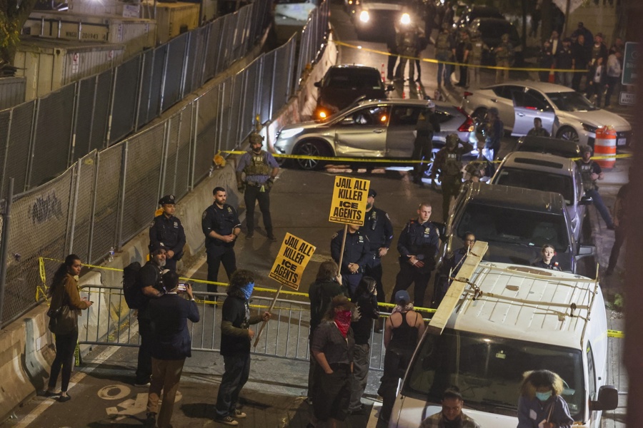 Clashes after ICE shoots man in New York Clashes after ICE shoots man in New York