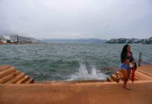 turista en el malecón de Acapulco