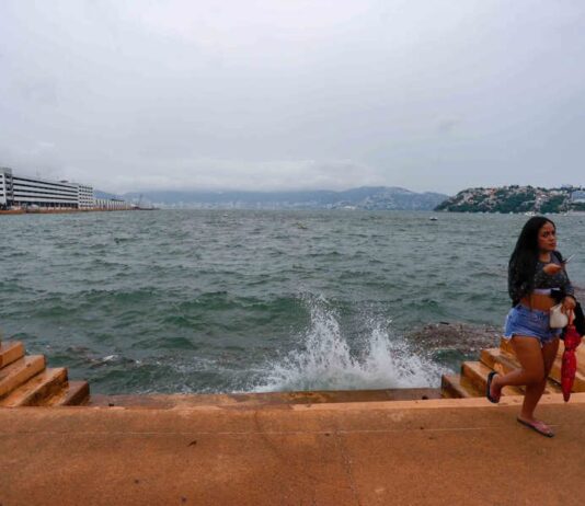 turista en el malecón de Acapulco