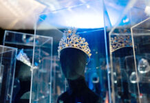 una de las coronas de Miss Universo mostrada en la exhibición 'The Miss Universe Experience'