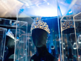 Puerto Rico inaugura una exposición con coronas y artículos de colección de Miss Universo una de las coronas de Miss Universo mostrada en la exhibición 'The Miss Universe Experience'